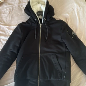 Moose knuckles Bunny - Hej jag säljer nu min moose knuckles Bunny då det inte var min stil den har legat i garderoben enda sen köp. Den är köpt i NK i Göteborg 24 november 2023, har även bild bevis på köp både vid kassan och med påsen och stickers. Den är fläckfri inget fel med den då den endast har använts ett par gånger. Det är storlek S hör av er om ni är intresserade.