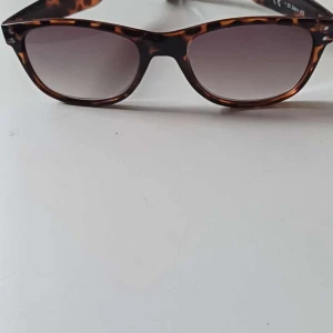 Glasögon  - Det är ett par glasögon med syn 1,50.