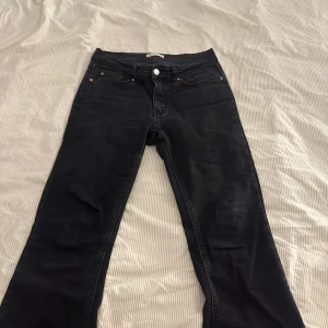 Svarta bootcut jeans - Superfina svarta bootcut jeans från Gina Tricot i storlek 36 🖤🧸
