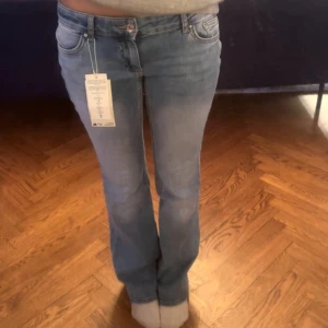 Ljusblå utsvängda jeans  - Säljer ett  par jätte snygga ljusblå jeans som är helt oanvända! 