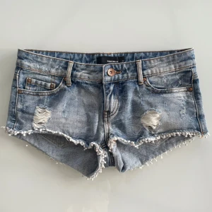 Lågmidjade jeansshorts  - Säljer dessa lågmidjade jeansshorts. Midjemått: 39 rakt över. Har du någon fråga är det bara att höra av dig🫶🏻