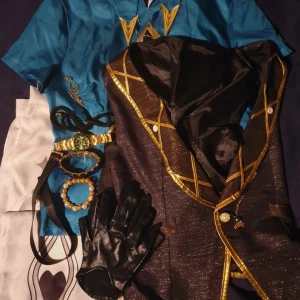 aventurine cosplay honkai star rail - säljer eller byter en aventurine cosplay, inte säker vart den kommer ifrån för jag är andra ägarn men de samma kvalite som dokidoki r, kommer med allt i bilderna och peruk å hat, glömde ta bild på de, använd men fortfarande bra inget trasigt eller nått som jag vet.