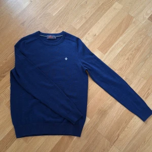 Mörkblå merinoullströja från Morris - Säljer en mörkblå stickadtröja från Morris i 100% merinoull. Tröjan är använd 2-5 gånger och absolut inga defekter, alltså helt i nyskick. Nypris ca 1299. Storlek S men passar även XS