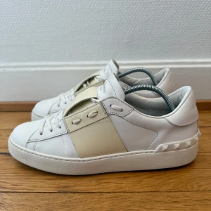Valentino open sneakers  - Säljer nu dessa valentino open skor | Storlek 39 | Super fint skick | Kommer även med kvitto som intygar äktheten | Hör gärna av er vid frågor eller funderingar 😊