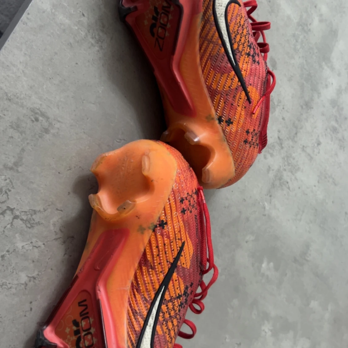 Röda Nike fotbollsskor med snörning - 2