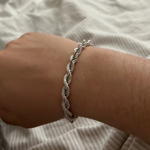 Kejsar armband cordell  - Cordell armband i silver från Kejsar | nytt skick | storlek 19,5cm | box, puts och allt ingår | cirka 3 månader använt | riktigt najs armband som fortfarande glänser och sitter perfekt| tveka inte vid intresse eller funderingar