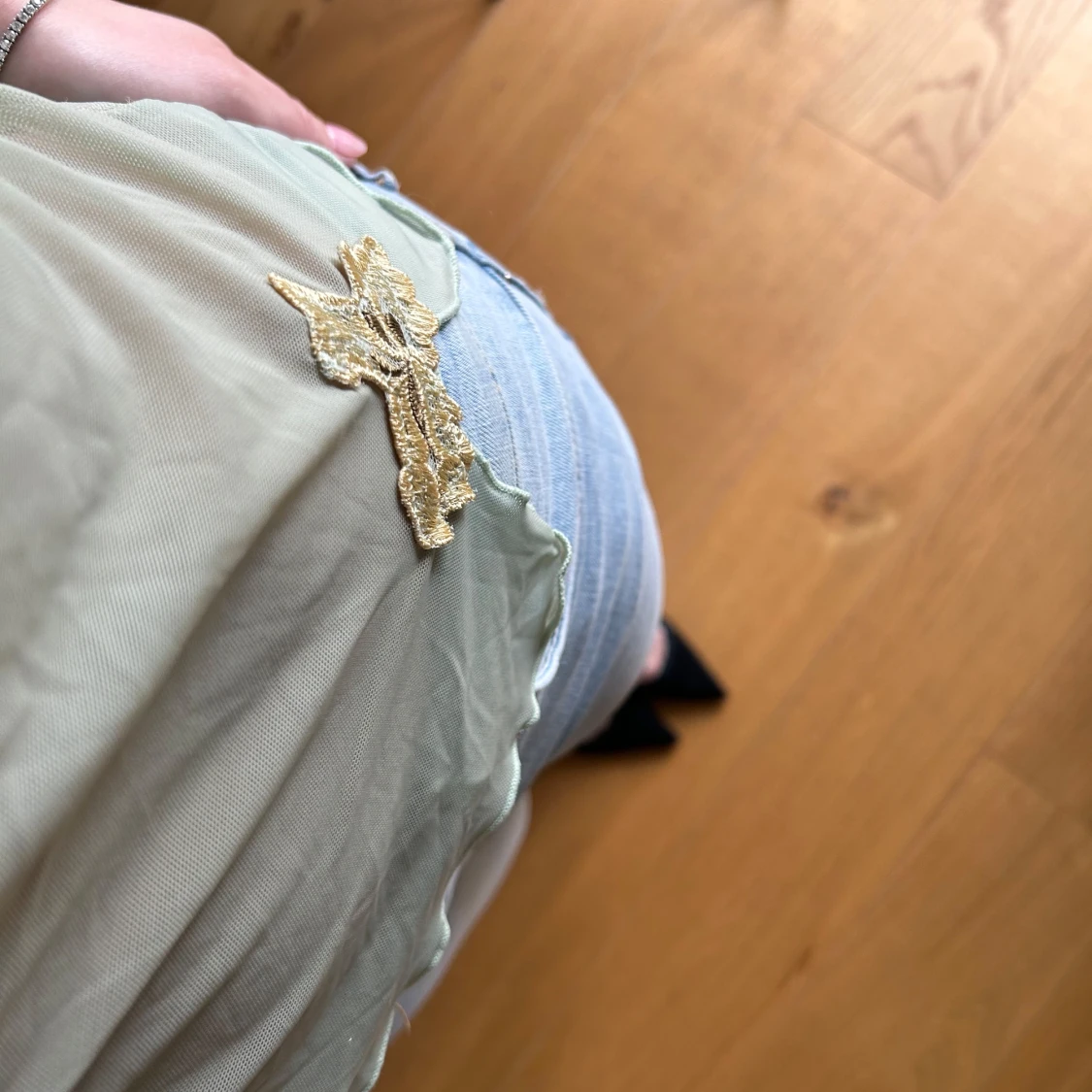 Ljusgrön linnetopp med spetsdetaljer