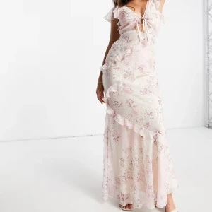 Långklänning Asos - Typ världens finaste långklänning med volanger och öppen rygg från Asos. Köpt för 3 år sedan men aldrig använd (har kvar lapp). Den är ca 165 cm lång och är strl 42 men har knytning både fram och bak så går att justera till en mindre storlek. Pris går att diskutera 💗