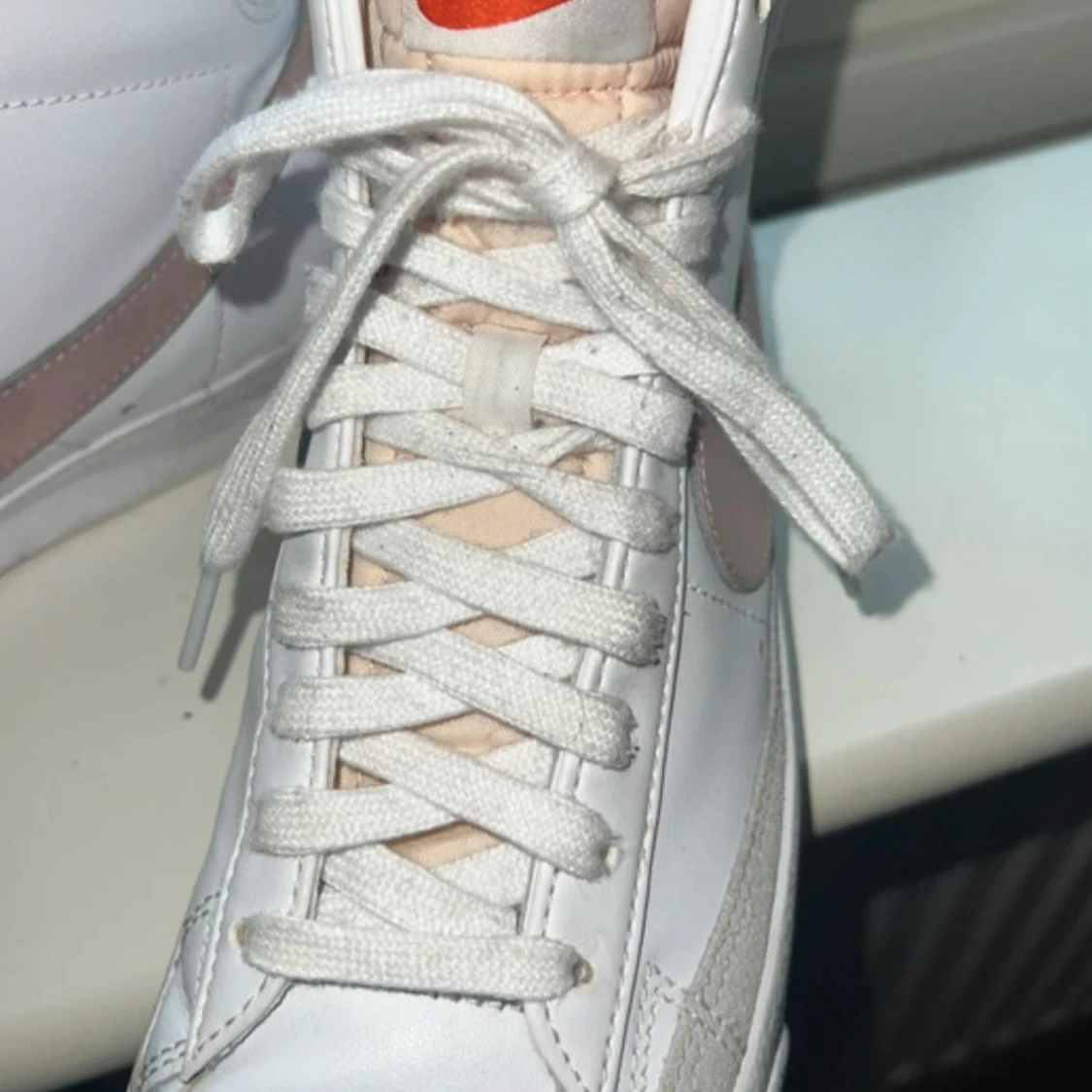 Nike Blazer Mid '77 i vitt och beige - 2