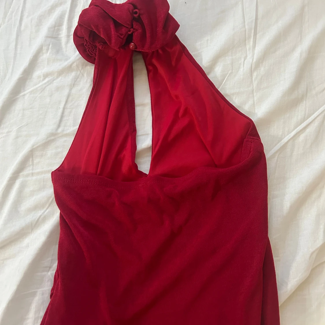 Röd långklänning med rosdetaljer - 1