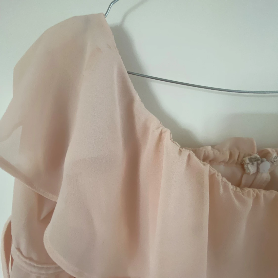 Ljusbeige offshoulder klänning med volang och pärldetaljer från Sisters Point - 3