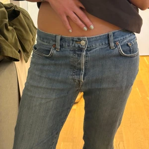 Vintage jeans  - Köpa second hand i Miami. Otrooooliga, jeansen har slitningar och sjukt snygga detaljer. Jag är 169/ 170 för preferens Observera att de är köpa second hand. Skulle säga att dessa är storlek S/M beroende på vilken passform som önskas. Jag bär vanligtvis M i jeans. 