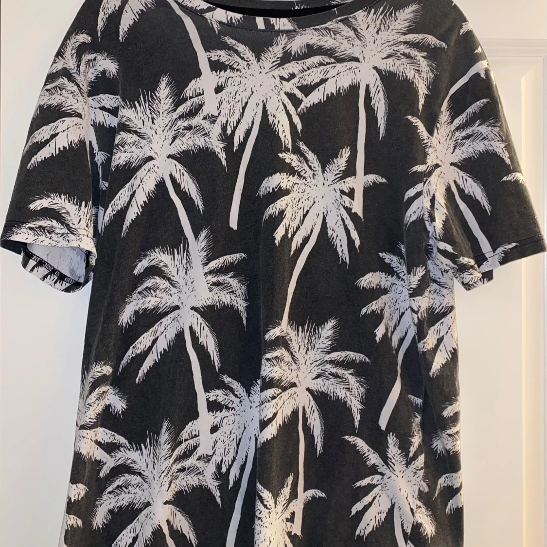 Svart t-shirt med palmtryck från Firefly