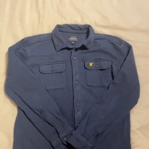 Overshirt Lyle & scott - Skön marinblå overshirt av Lyle scott, passar perfekt till alla säsonger men speciellt nu för våren och lite mer kalla sommardagar  Mått: Längd 61 cm bredd 49 cm 