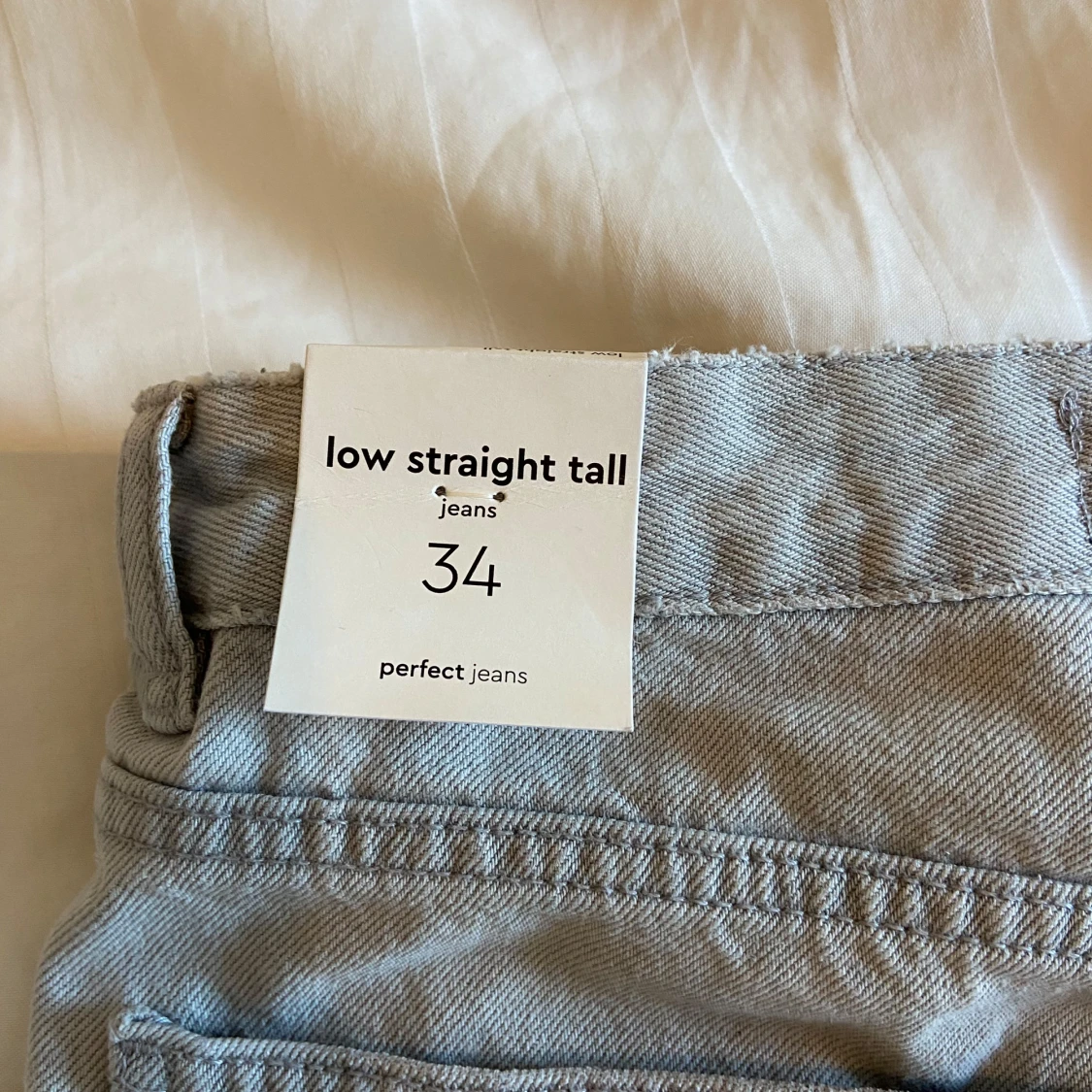 Ljusgråa straight jeans med låg midja - 3