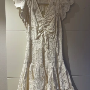 Sandro klänning  - Så så fin klänning från sandro!! Använd typ en gång så jättebra skick