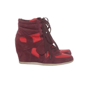 Vinröda sneakers med kilklackar - Så snygga kilklackarna från tiamo som tyvärr var för stora för mig. Köpte från sellpy men har inte använt dom. Har en liten fläck men annars jättebra skick! ❤️❤️Storlek 39.