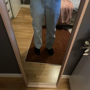 Ljusblå Levi's Premium jeans - Säljer ett par klassiska ljusblå Levi's Premium jeans med normal passform och raka ben. Jeansen har fem fickor och gylf med dragkedja. Perfekta för en avslappnad stil och passar till det mesta.