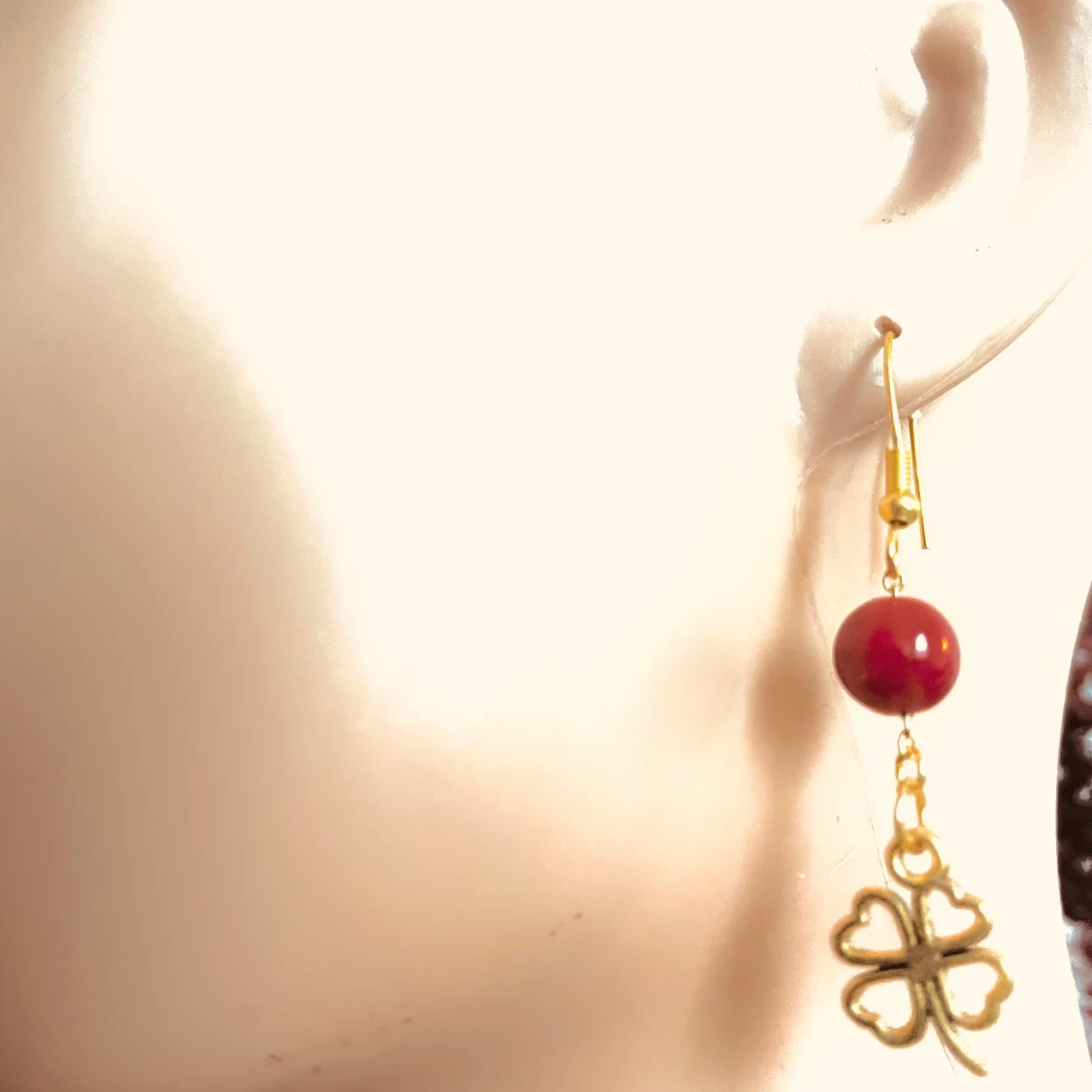 By prisförslag- 1 st örhänge guld klöver röd pärla 