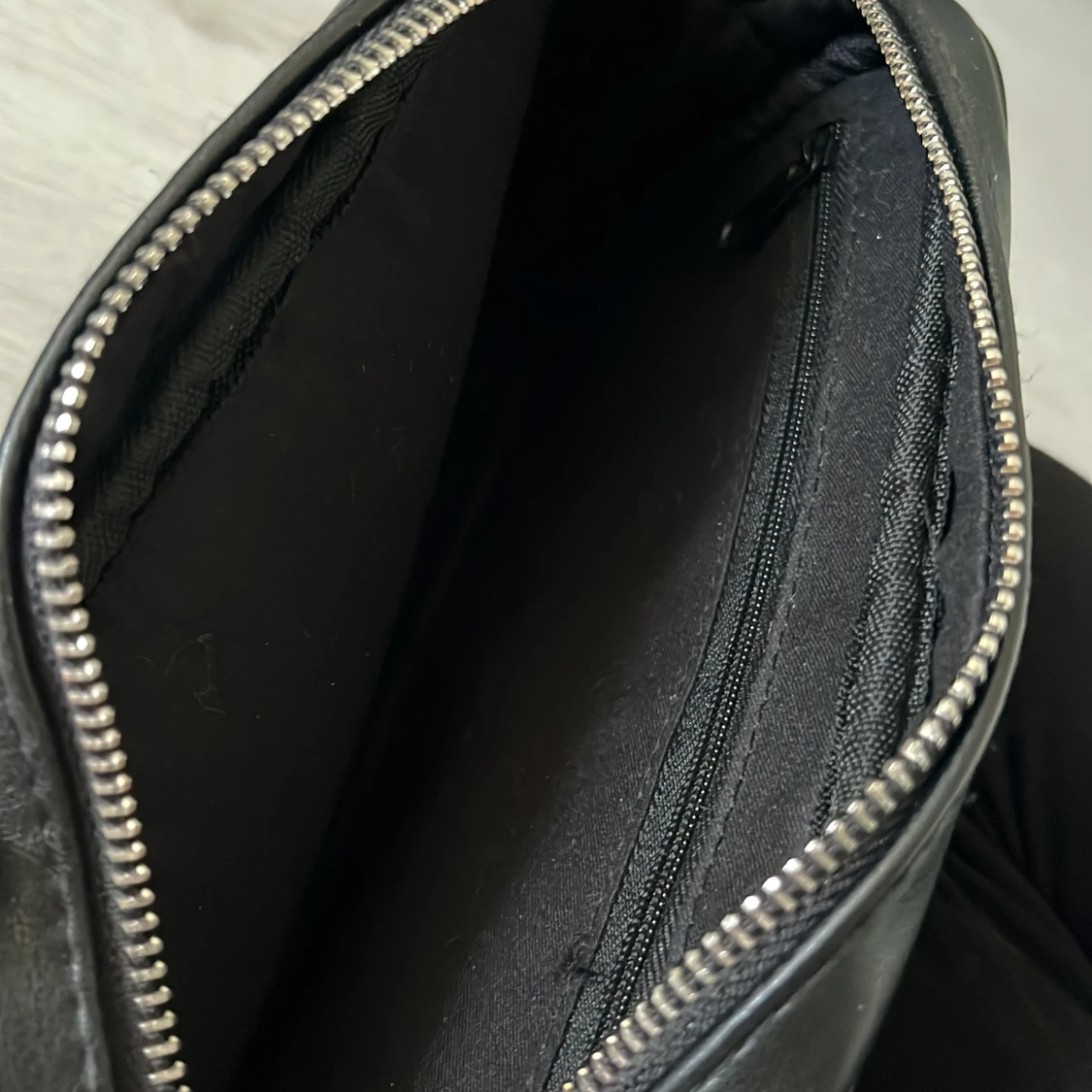 Svart quiltad axelväska med kedjedetaljer - 2