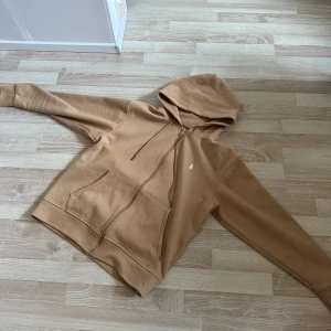 Hoodie från Polo Ralph Lauren - Säljer nu denna fina beiga Ralph Lauren hoodie som passar perfekt året runt. Inte för tjock för sommar och inte för tunn för vintern. Säljer pågrund att jag knappt använder den längre. Skicka till mig för mer bilder eller frågor.
