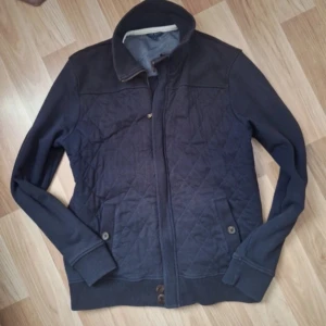 Mörkblå quiltad jacka från Ted Baker - Säljer en mörkblå quiltad jacka från Ted Baker med dragkedja och ståkrage. Jackan har långa ärmar, två framfickor med knapp och ribbade muddar vid ärmslut och nederkant. Perfekt för kyliga dagar. #loropiana #ralphlauren #finance #brooksbrothers #suitsupply #gransasso #gucci #tomford #ysl #oldmoney #acnestudios #acne #levis #jacobcohen #stenstroms #tigerofsweden #margiela #stoneisland