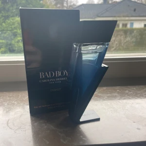 Carolina Herrera Bad Boy Cobalt - Säljer en flaska Bad Boy Cobalt Eau de Parfum från Carolina Herrera. Flaskan har en unik design i form av en blixt i blått och svart. Innehåller runt 45 ml av av en elektriskt och kraftfull doft. Perfekt för den som vill sticka ut med stil. 