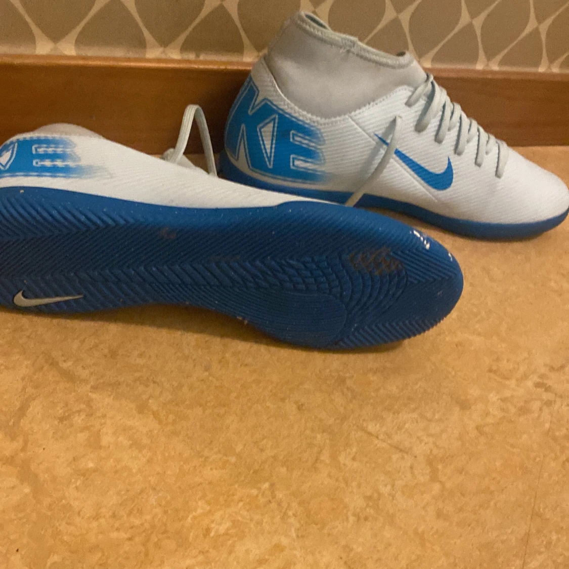 Vita och blåa Nike fotbollsskor - 2