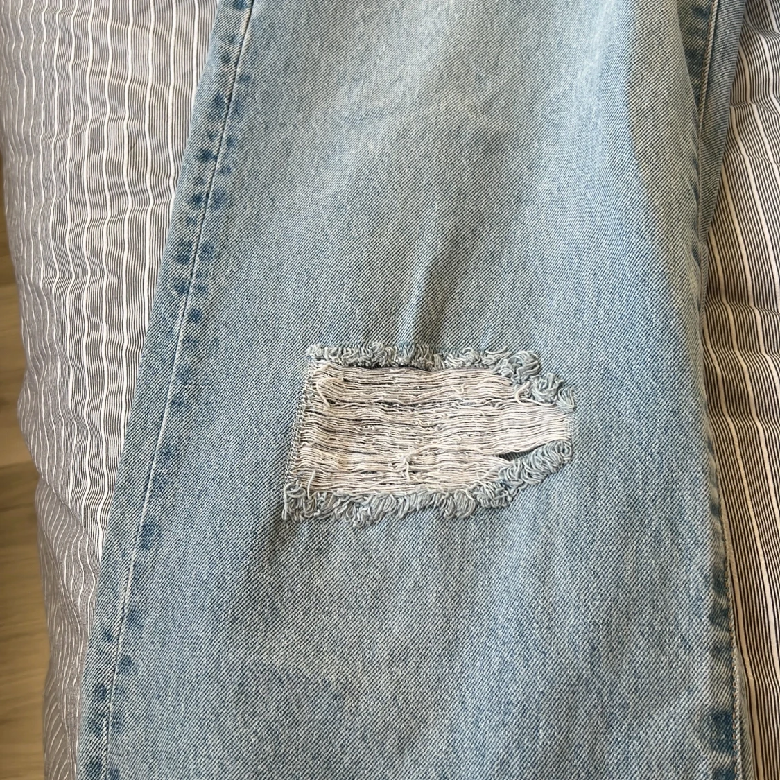 Ljusblå jeansbyxor med slitningar från 157 - 1