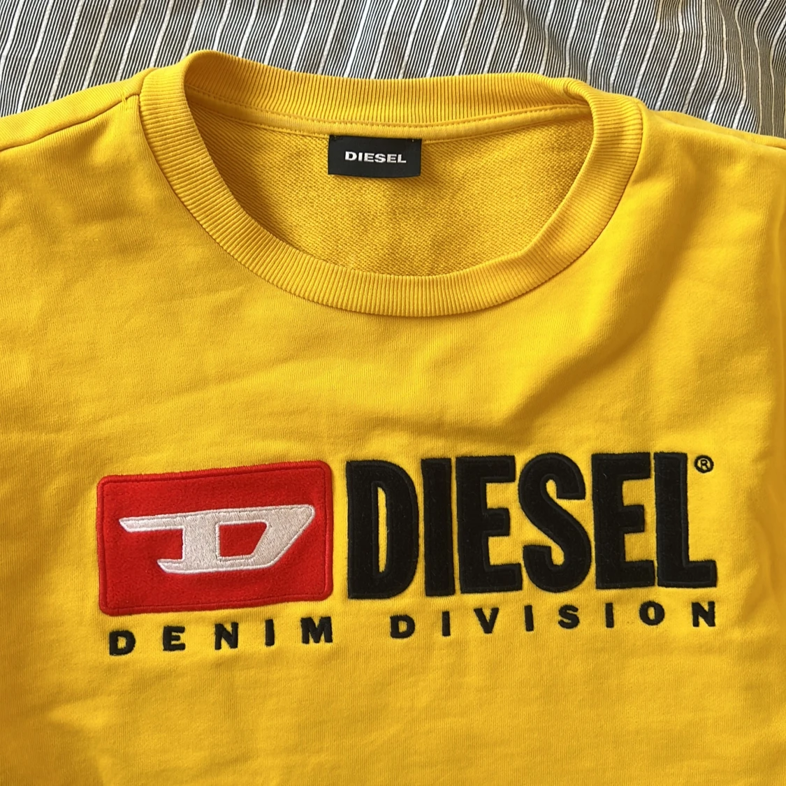 Gul croppad  sweatshirt från Diesel - 1