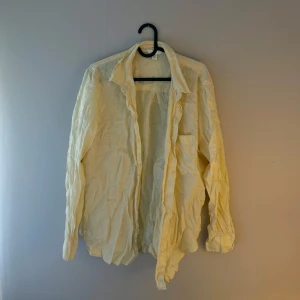 Ljusgul linneskjorta i oversized modell - Säljer en ljusgul skjorta i linne med klassisk krage och bröstficka. Skjortan har lång ärm och en avslappnad, oversized passform. Perfekt att bära öppen över en t-shirt till sommarn!  Storlek M  //ska såklart strykas innan☺️