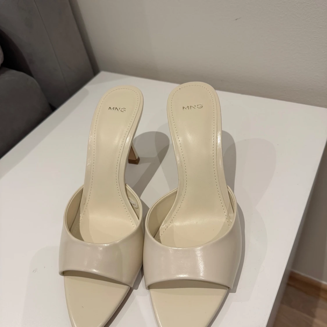 Beige klackade sandaler från Mango (MNG) - 2