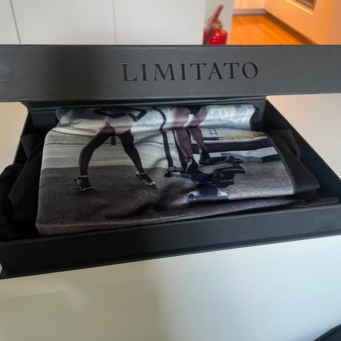 Svart t-shirt med fotoprint från Limitato - 1