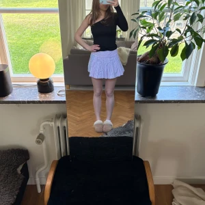 Ljuslila plisserad minikjol med ränder - Säljer en ljuslila plisserad minikjol med tunna vita ränder. Kjolen har en klassisk tennisstil och hög midja. Perfekt nu till sommaren 🩷🩵🤍 Knappt använd