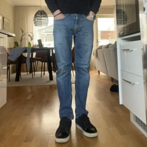 Levis 502 - ett par schyssta Levis 502 i storlek 31/32. Fint skick utan defekter! Knappt använda. Modellen är 183cm lång. Passform likande som cohens och replay. Fina jeans till bra pris. 
