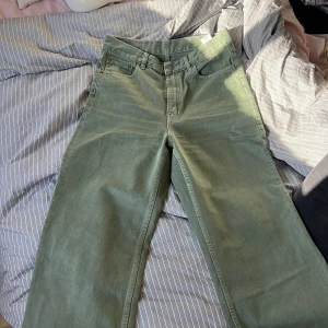 Gröna jeansbyxor från Dr Denim - Snygga gröna jeansbyxor från Dr Denim i modellen Echo. Byxorna har fem fickor, raka ben och klassisk knappgylf. Perfekta för dig som vill ha en avslappnad men stilren look.