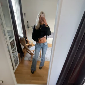 Ljusblå bootcut jeans - Säljer ett par ljusblå bootcut jeans med låg midja. Jeansen har klassisk femficksdesign och raka ben som blir vidare nertill. Perfekta för dig som gillar en avslappnad och trendig stil.