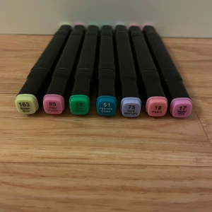 Set med Touch Youch Youch Twin Marker pennor - Säljer ett set med åtta Touch Youch Youch Twin Kostar 20kr styck. Marker pennor i olika färger: gul, lila, grön, turkos, blå, persika och rosa. Pennorna har dubbla spetsar och är perfekta för teckning, illustration och färgläggning.
