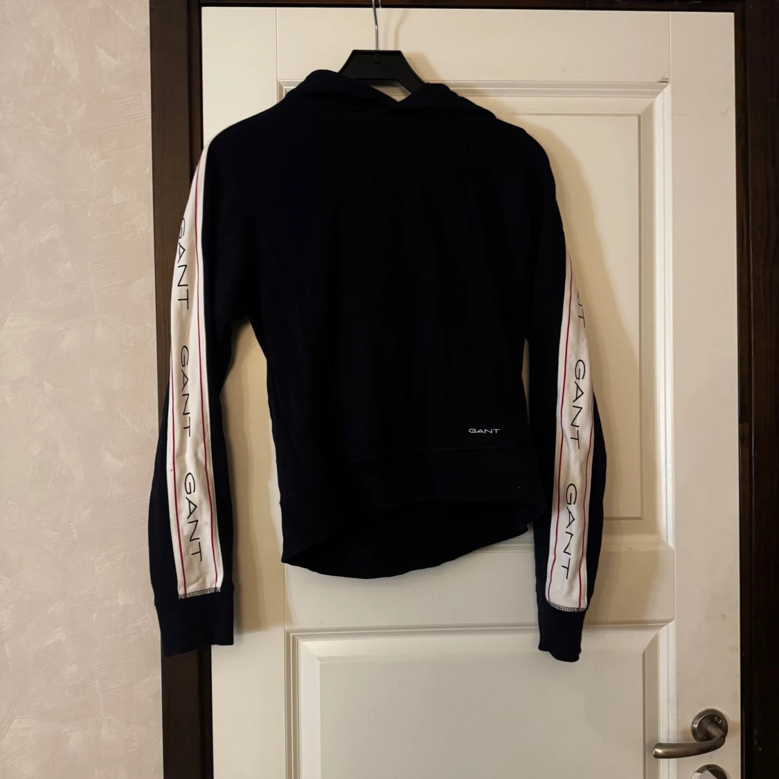 Mörkblå hoodie från GANT med logga på ärmarna