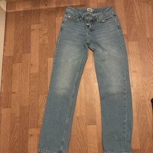 Lager 157 Icon ljusblå jeans - Lager 157 jeans (modellen Icon)  i ljusblå tvätt med raka ben och femficksmodell. Byxorna har knappgylf och normal passform. Perfekta för en avslappnad och tidlös stil.