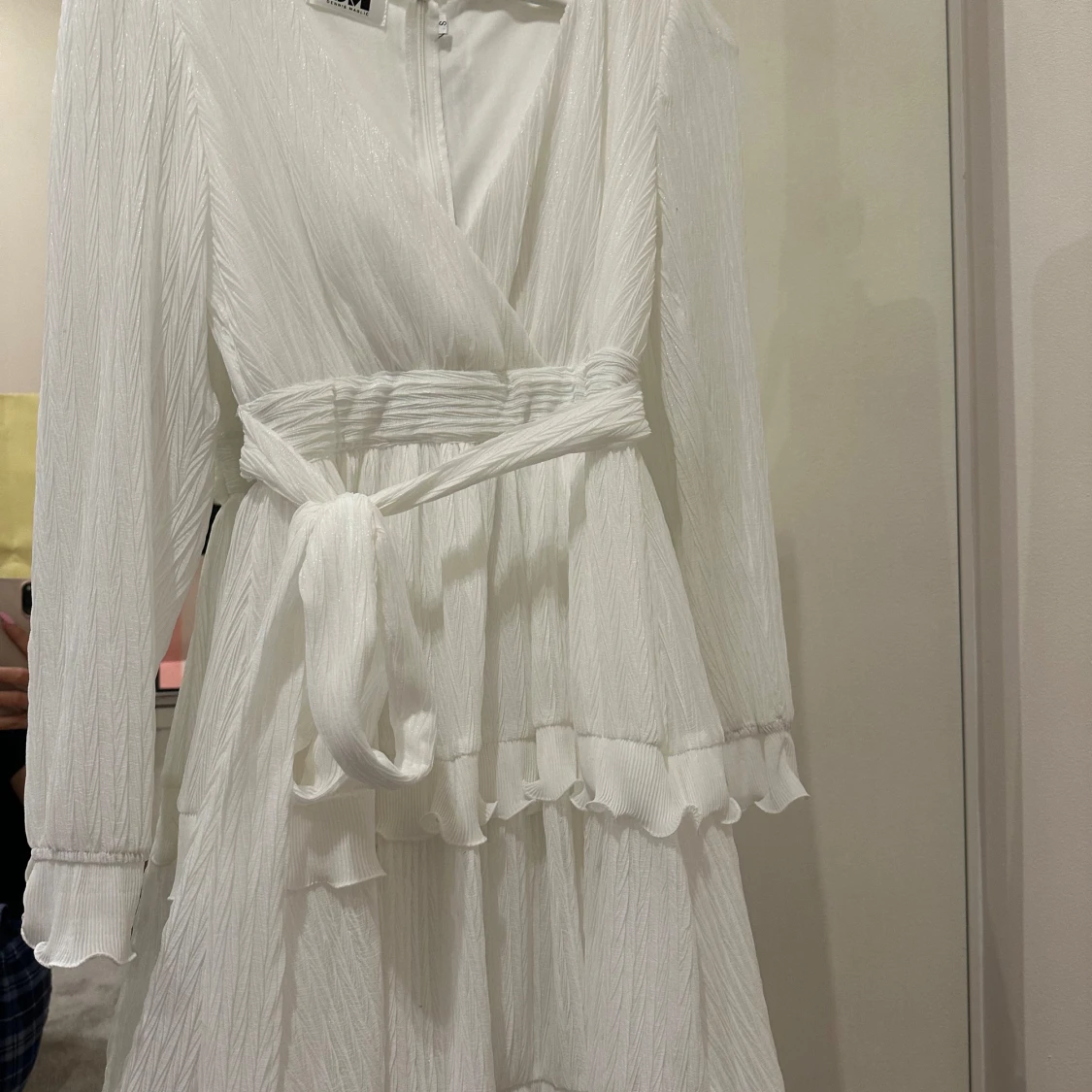 Vit omlottklänning med volang och knytband - 1