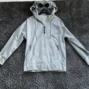 C.P. company - Säljer denna typ orörda hoodie, har påse till den så de bara ta köpa