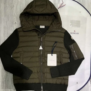 Moncler cardigan  - Hejsan! Jag säljer nu min grön moncler cardigan som är i jättefint skick den är andvänt väldigt lite och sparsamt den har inga defekter eller liknande, dustbag moncler plastpåse och og taggarna ingår med den. Den är äkta och köpt ifrån Nk och kvittot finns kvar, priset kan diskuteras och köp den me PostNord, hör av dig vid minsta lilla fundering!😄🙌