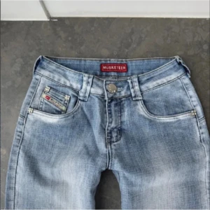 Ljusblå bootcut jeans från Musketeer - Säljer ett par ljusblå bootcut jeans från Musketeer, supper bra skick men kommer inte till användning. Köpt på vinted!