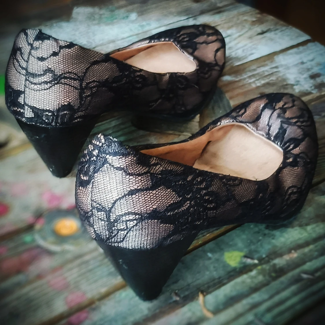 Svarta spetsklädda pumps