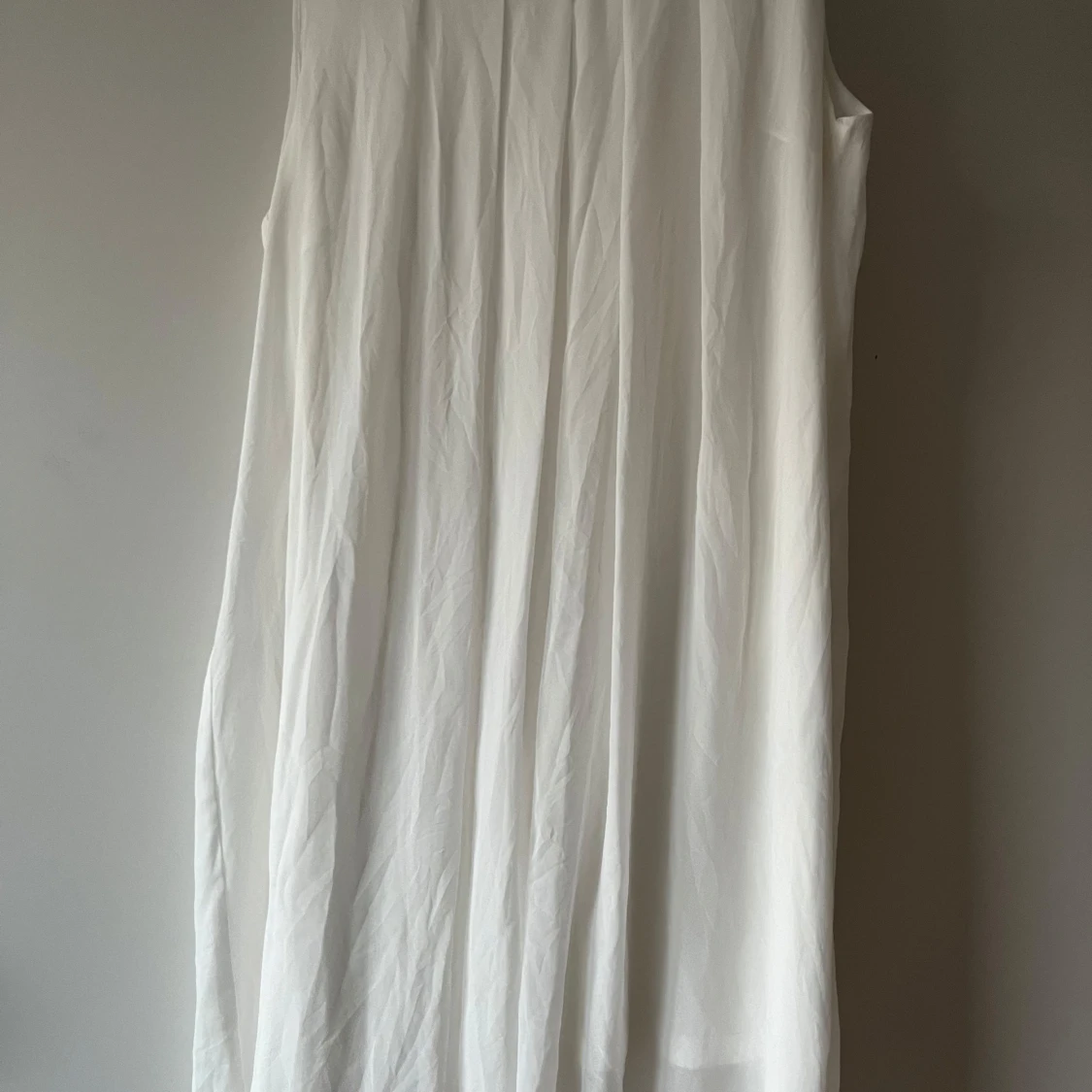 Vit ärmlös långklänning med knytband - 2