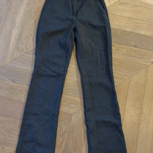 Low waist kostymbyxor - Kostymbyxor i low waist. Lite vidare nertill. Okänt märke då de är köpa second hand.