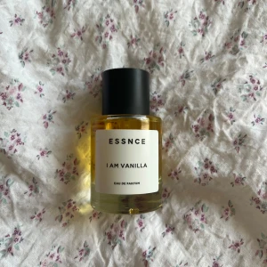 Essnce Parfym - Parfym från Essnce i doften I Am Vanilla. Endast testad. Kolla gärna in mina andra annonser, jag säljer fler parfymer!