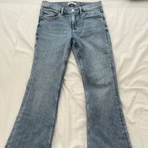 Gina tricot utsvängda jeans  - Low waist bootcut jeans flare hos Gina tricot. Köptes för 499kr. Det är den nya färgen. Kan skicka bild på hur den sitter på ifall du är intresserad. Dem är helt nya, har aldrig använd. 