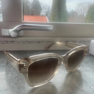 CHIMI solglasögon  - Snygga solglasögon från CHIMI. Perfekt accessoar för soliga dagar. Modell 07 och i färgen Ecru